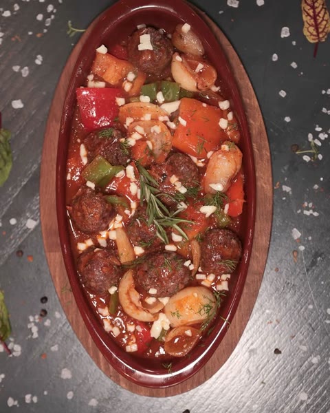 Güveçte sıcak yemek