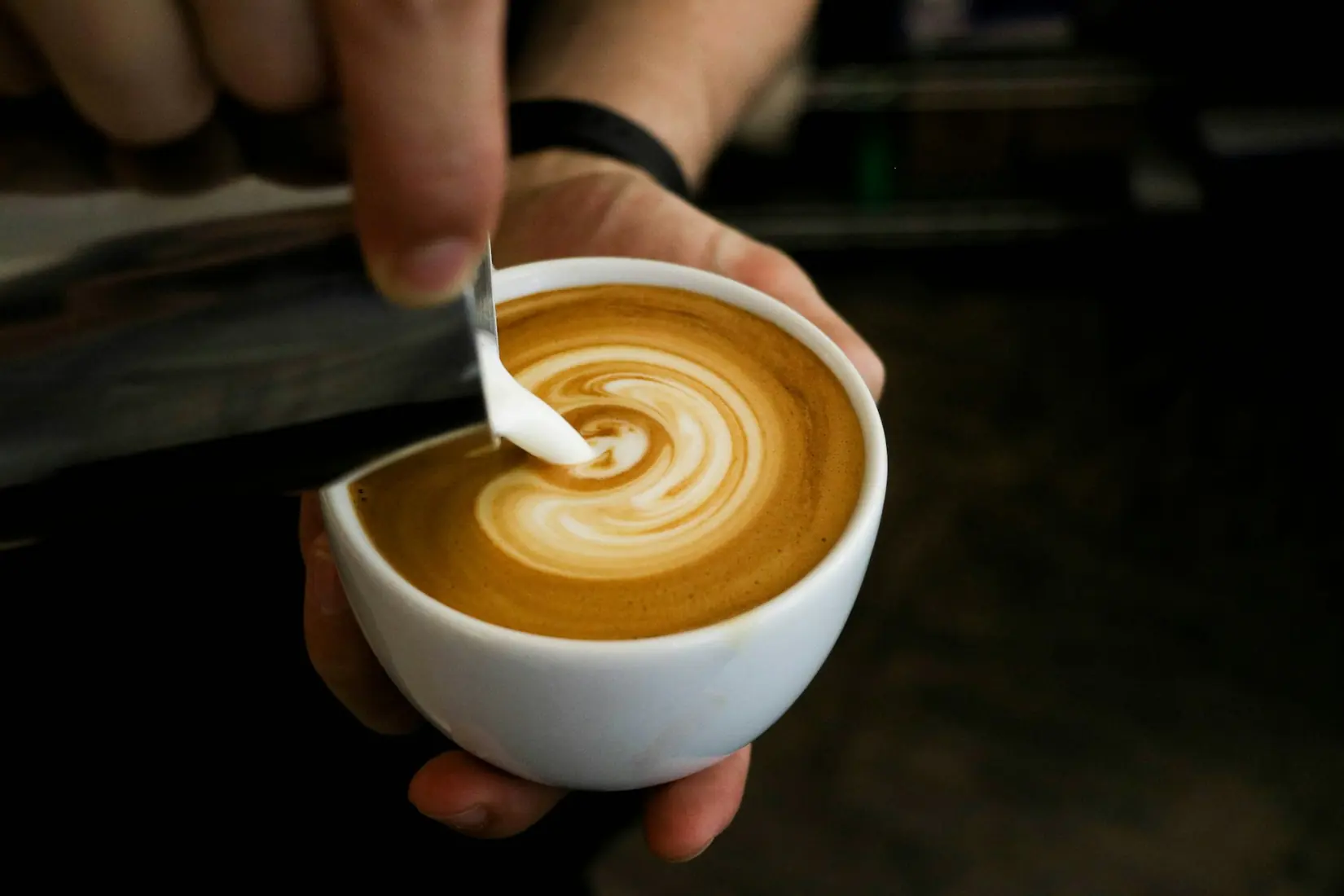 Fincana süt dökülerek yapılan latte art