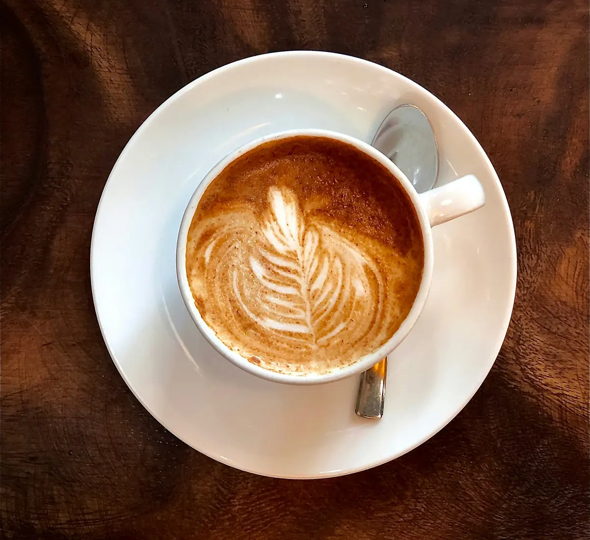 Deri zemin üzerinde cappuccino