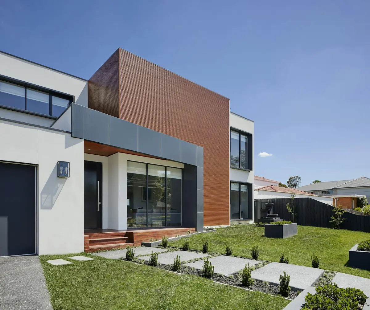 Ahşap kaplamalı, bahçeli modern müstakil ev
