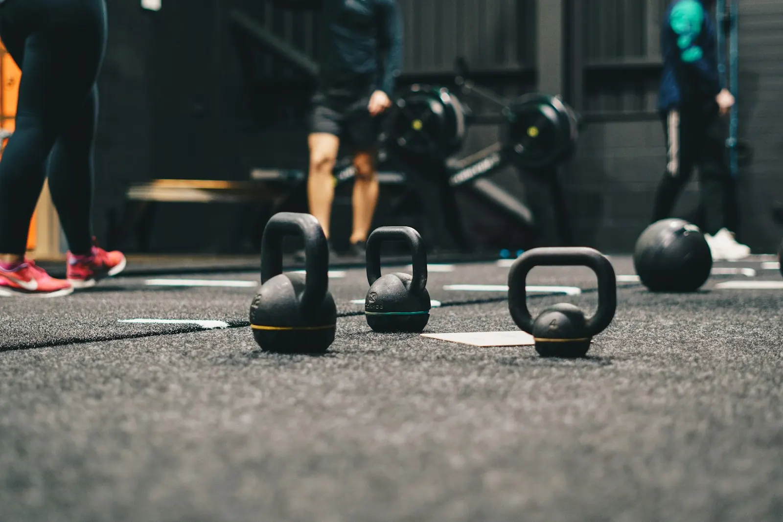 Kauçuk zeminde kettlebell ve sağlık topları