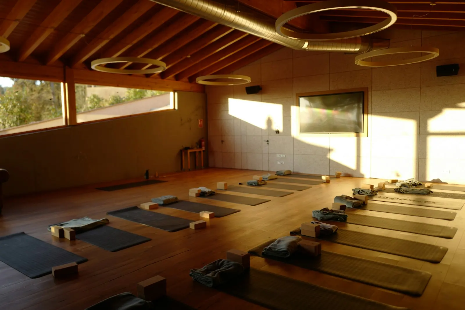 Akşam güneşi alan ahşap yoga salonu