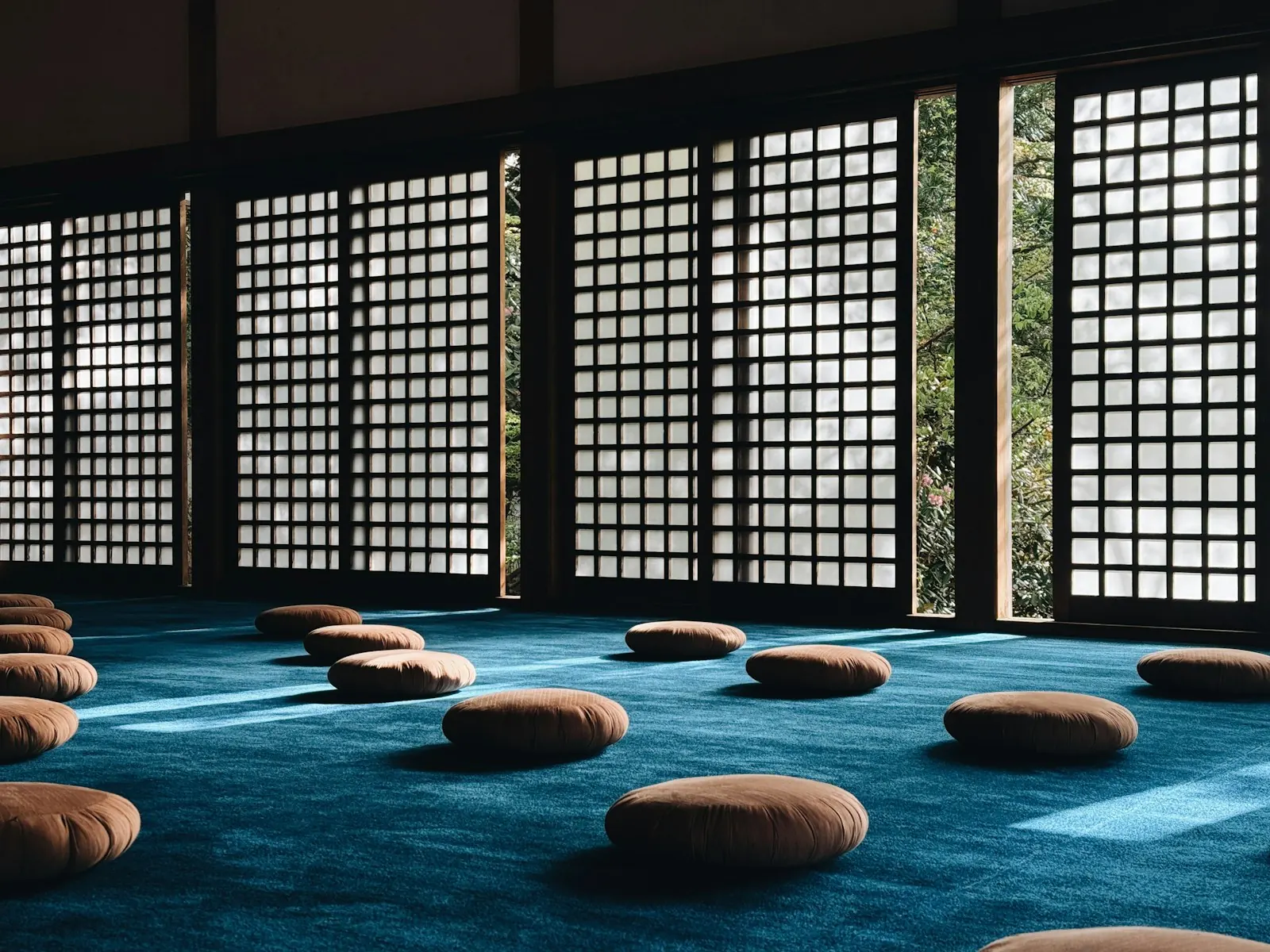 Meditasyon minderleri dizili salon