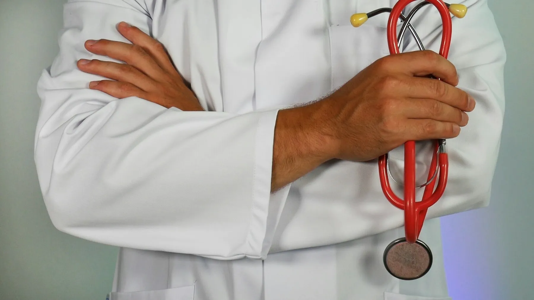 Elinde stetoskop tutan bir doktor