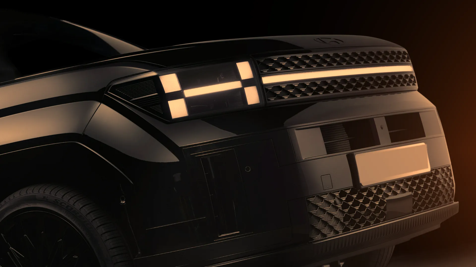 Gün batımının turuncu ışığında parlak siyah bir SUV'nin LED farları ve ızgarası